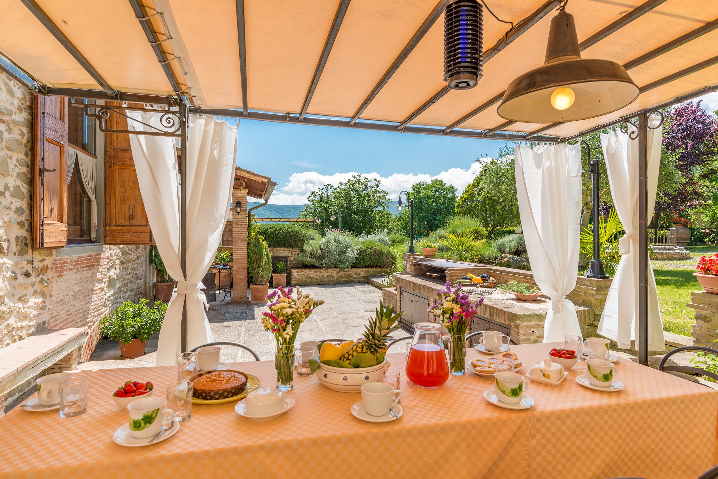 Outside view of a villa in Tuscany, charity auction travel packages, vacation fundraising, travel fundraising, auction packages for nonprofits, trips for fundraising, auction travel packages, auction vacation packages, auction packages