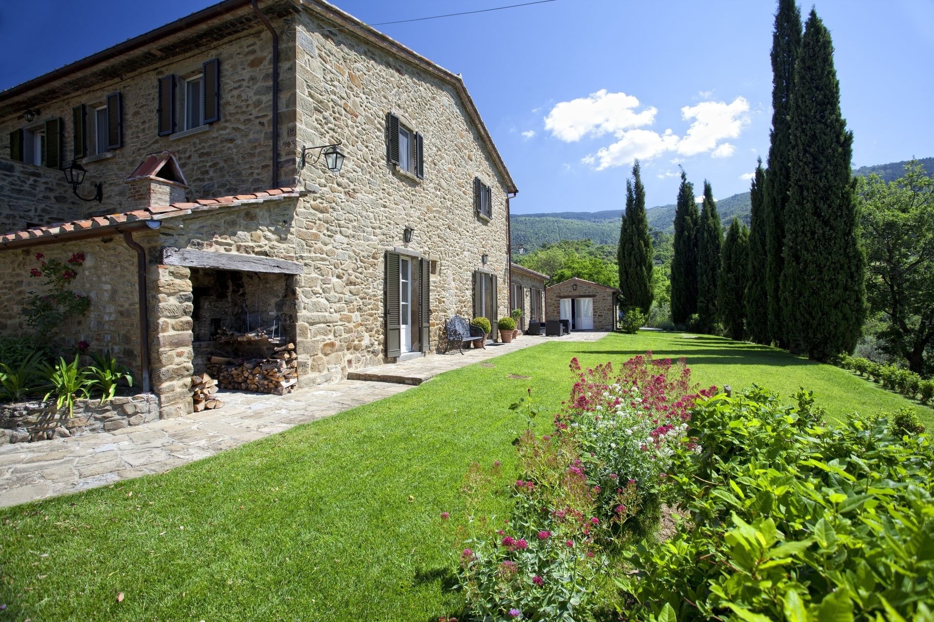 Tuscany Countryside villa outside view, charity auction travel packages, vacation fundraising, travel fundraising, fundraising ideas, charity ideas, silent auction items, travel fundraising events